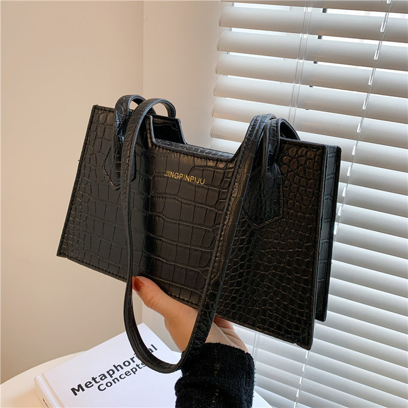 Trendy spring accessory: small box-style shoulder bag for women
