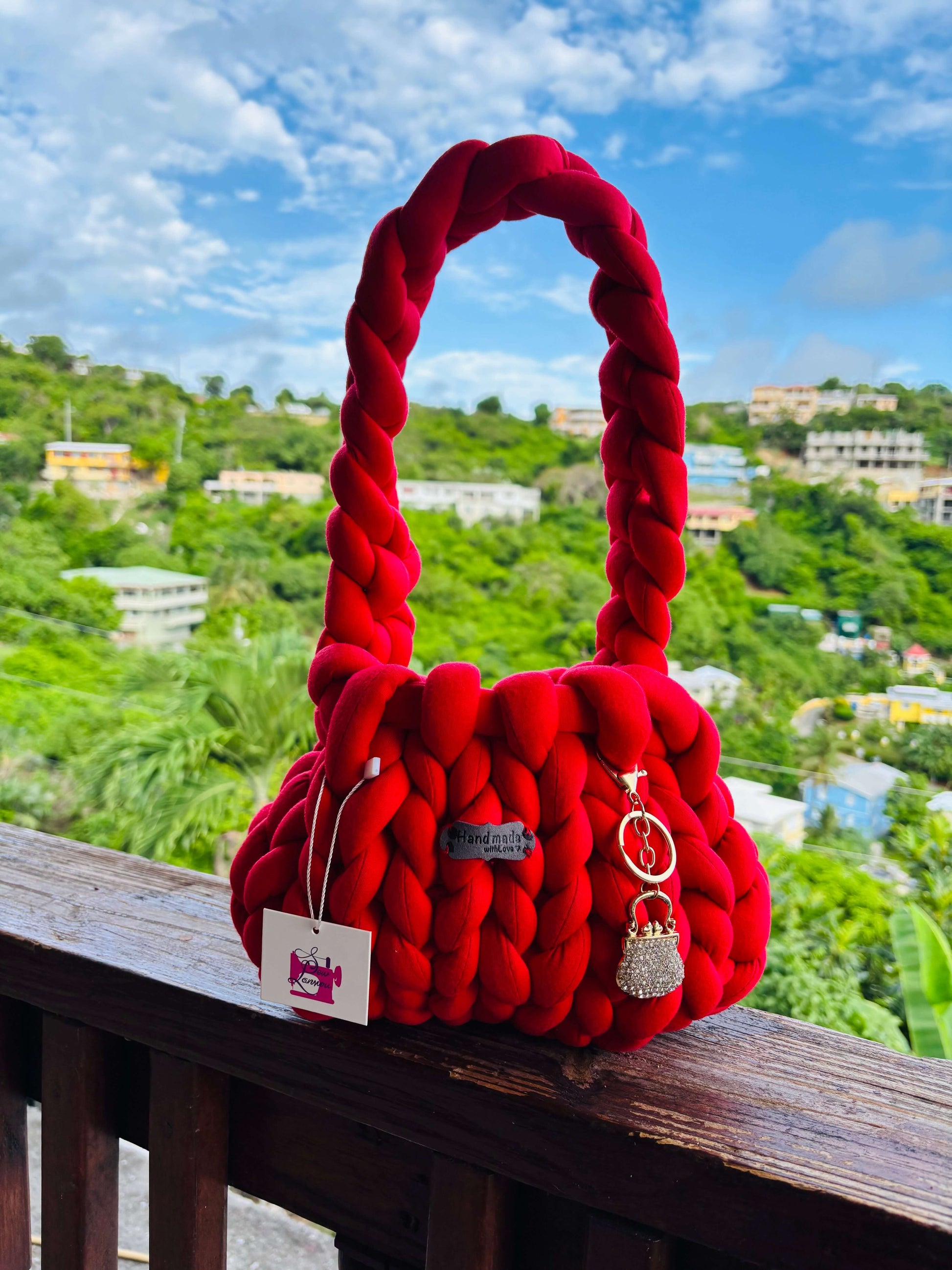 red chunky yarn bag features sleek long handles