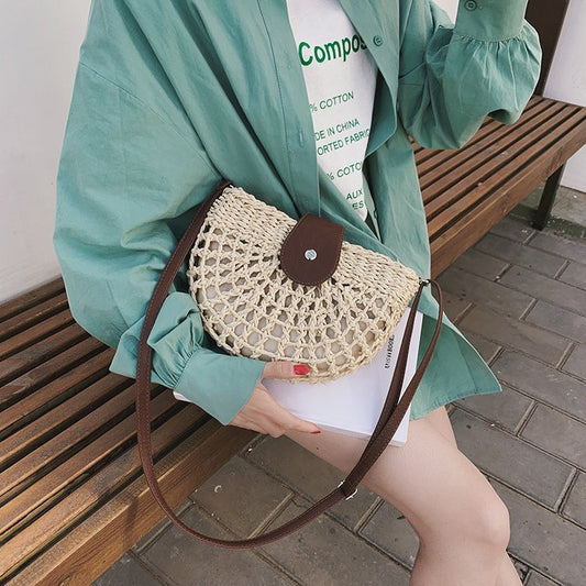 Women’s one-shoulder straw saddle bag with crossbody messenger style